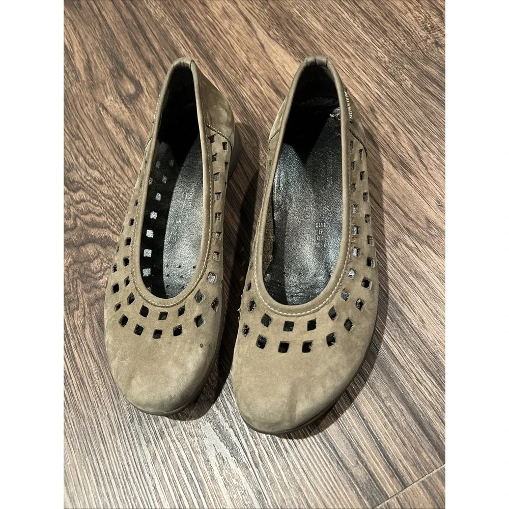 Mephisto Air-Jet Womens Slip-On Perforated  Shoes Size 6.5 Suede Brown